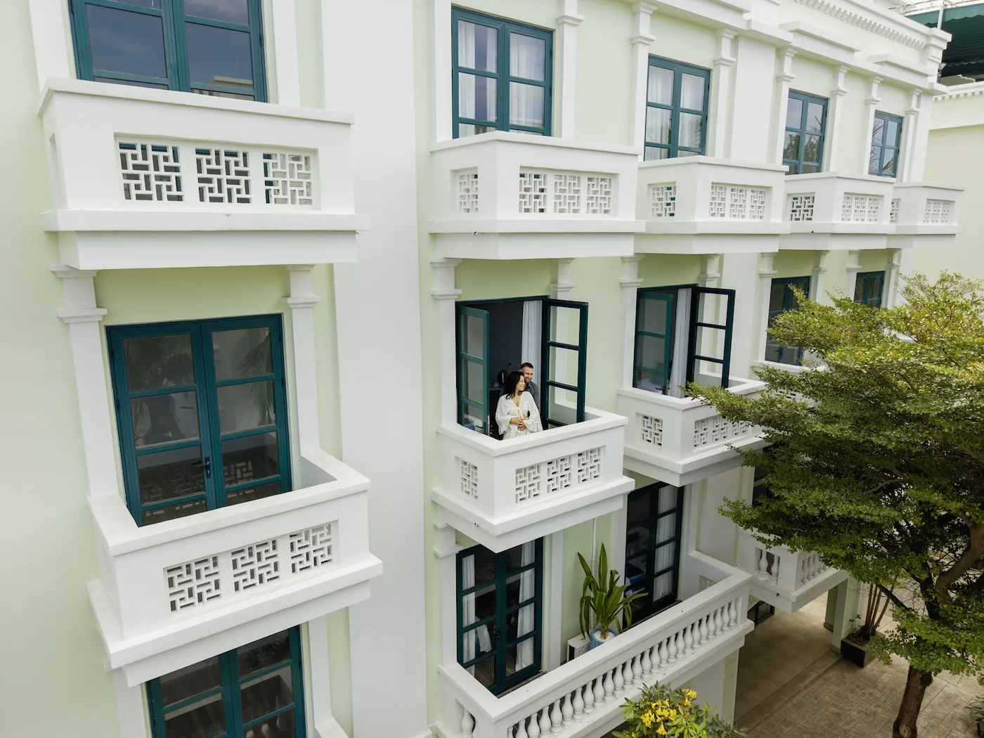 Façade coloniale de l'hôtel Cybade à Phú Quốc