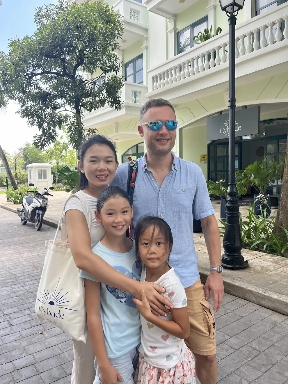 Une famille devant l'hôtel Cybade
