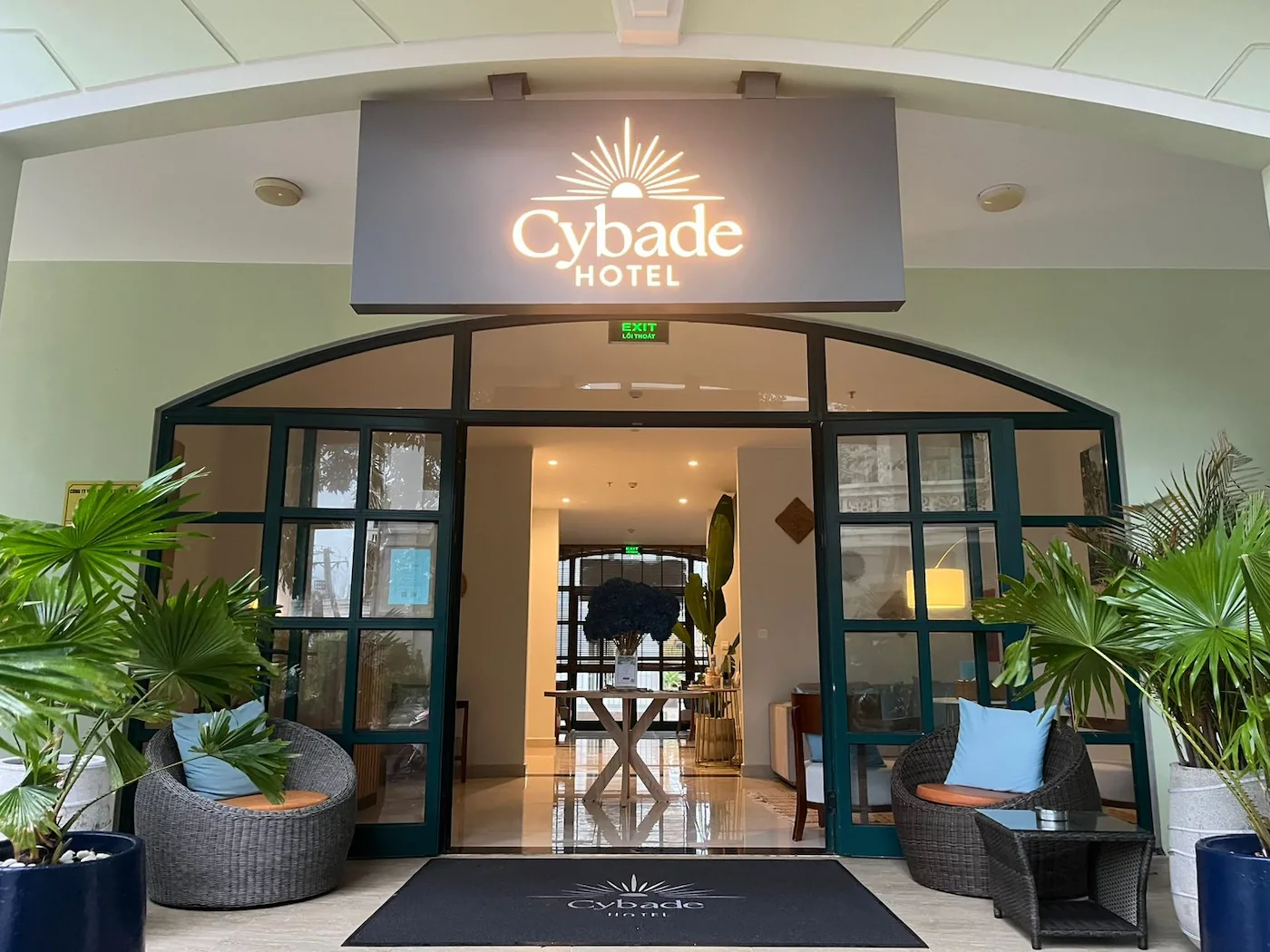 Devant l'hôtel Cybade