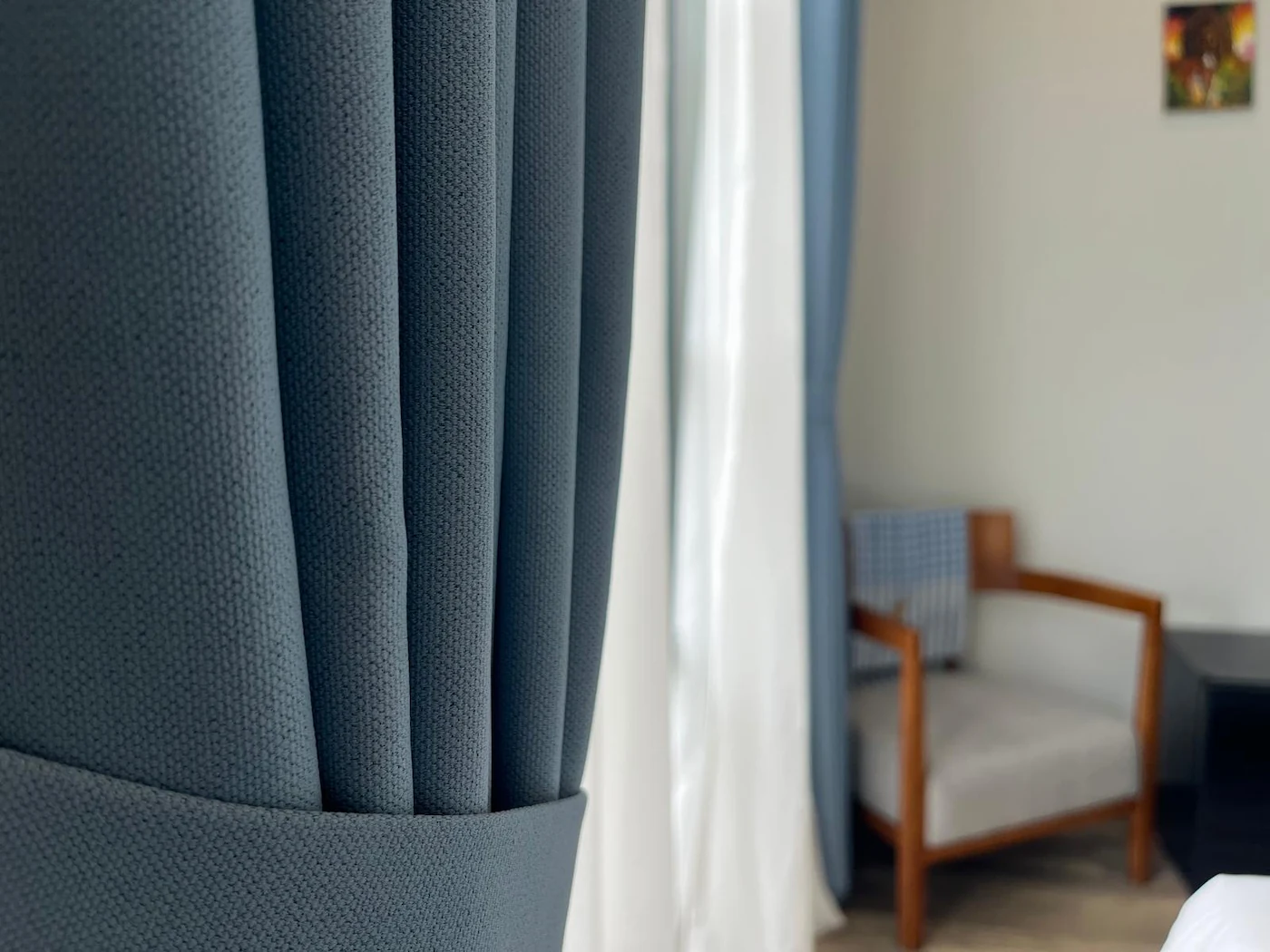 Rideaux de la chambre, fauteuil en bois en arrière-plan