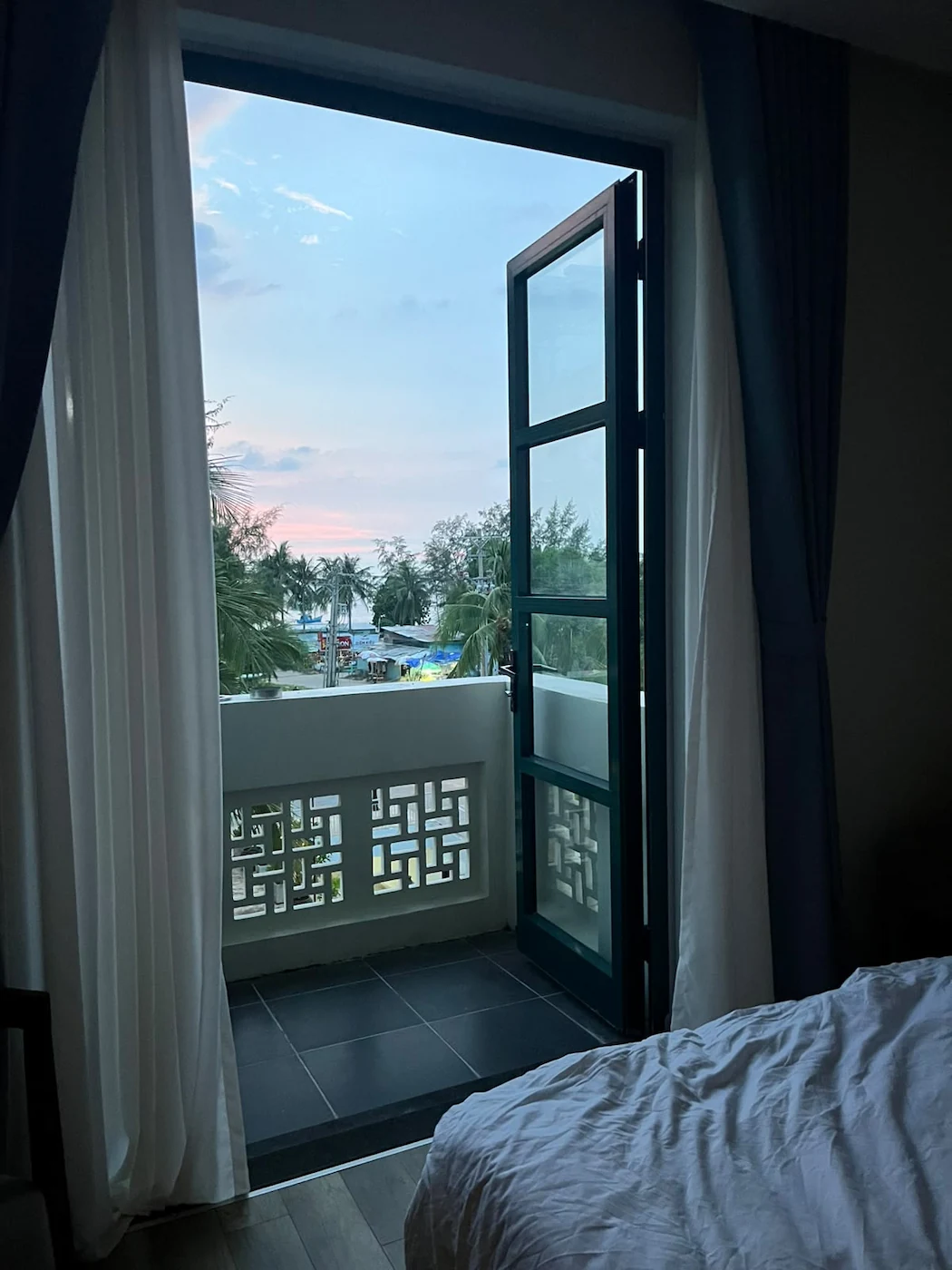 Vue sur la mer depuis le balcon au crépuscule