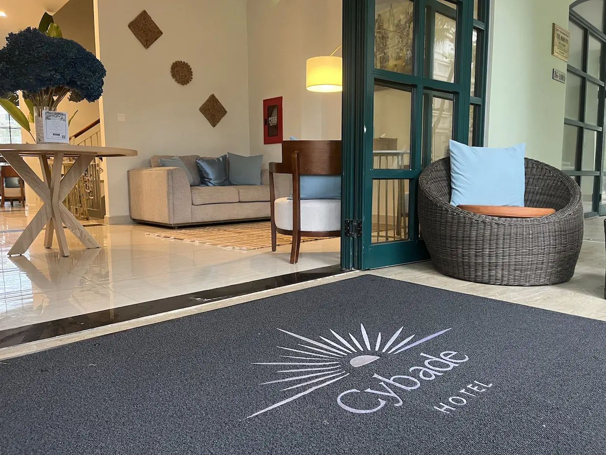 Le tapis de bienvenue du lobby de l'hôtel Cybade