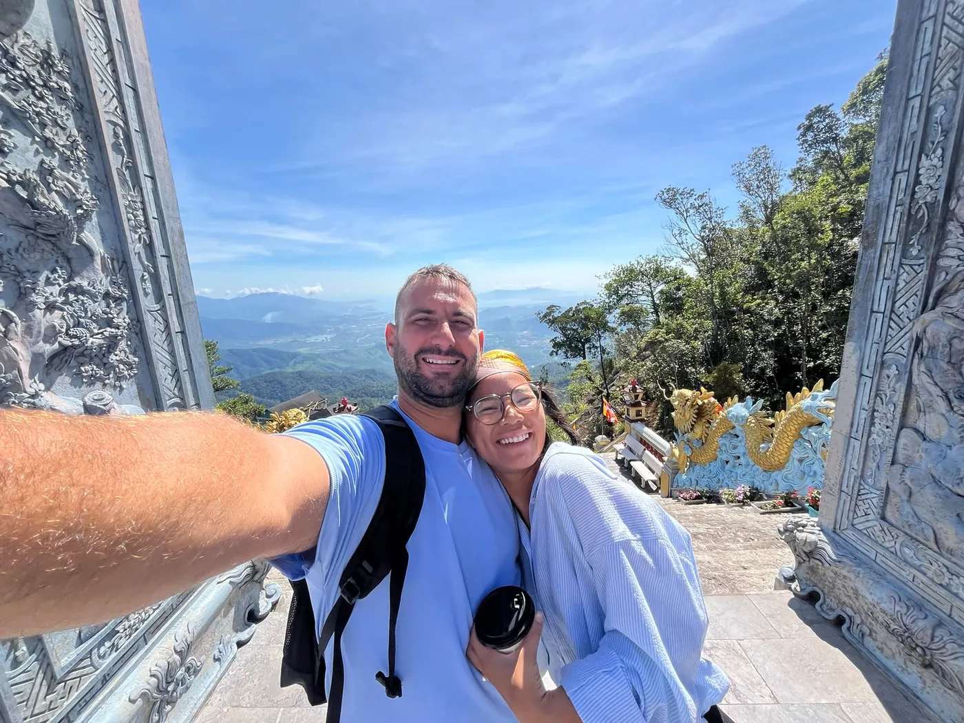 Cyril et Adèle enlacés, en voyage au Vietnam
